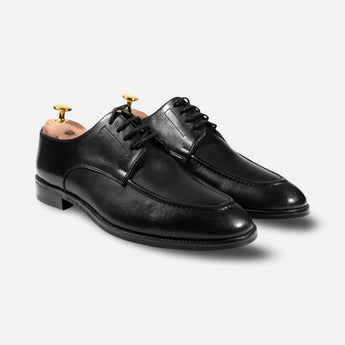 Cavalier Derby Black — handcrafted men’s black leather derby shoes with clean British-style design.