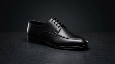 Cavalier Derby Black – handcrafted men’s leather derby shoes displayed in a premium studio setting, black derby shoes with full-grain leather and clean stitching.