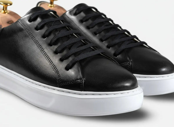 Men’s black leather sneakers with a sleek low-top profile, cushioned insole, and grippy rubber outsole for all-day wear.