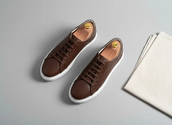 Close-up of Elegante men’s brown leather sneakers — full-grain leather texture, hand-finished details, and premium craftsmanship.