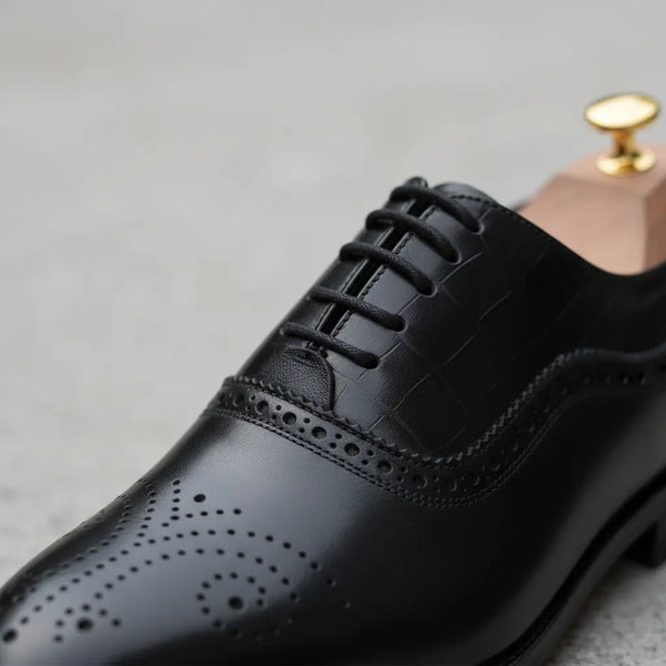 Close-up of Marquis Oxford Black – brogue detailing and refined full-grain leather craftsmanship.