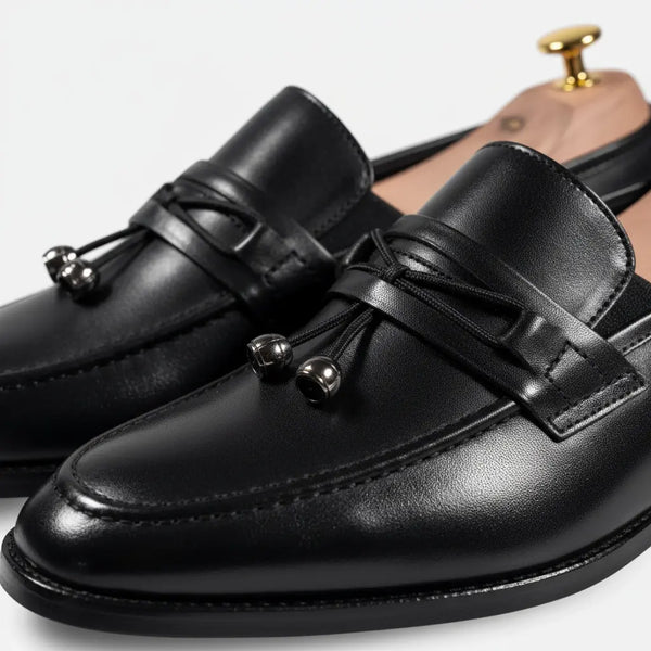 Close-up of full-grain leather on Oasis Loafer black, hand-polished for a rich finish.