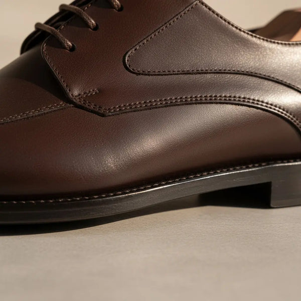 Men’s brown Goodyear welt dress derby shoes with sculpted sole profile, comfortable handcrafted brown leather derby shoes for all-day wear.